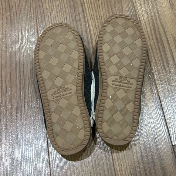 Dearfoams Black Fuzzy Slippers - Picture 3 of 3